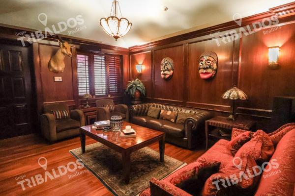 Venta de casa de 2 niveles en altos del golf