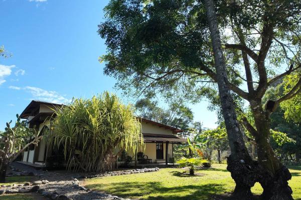 Home with 3 apartments, lagoon access