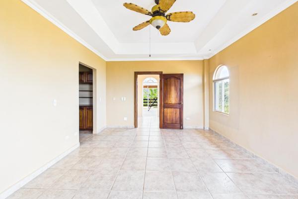 Casa con vistas a la montaña y al océano en venta en sora