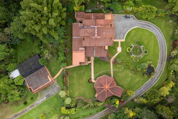 Finca de inversión en las tierras altas con concesión de aguas poco comunes