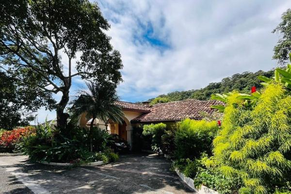 Two storey house with natural stream in boquete