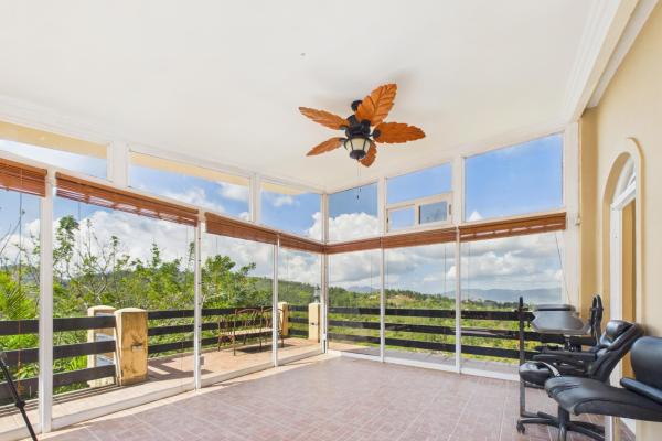 Casa con vistas a la montaña y al océano en venta en sora