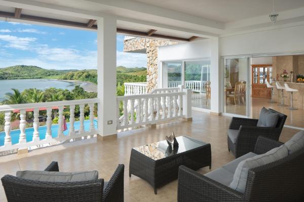 Beachfront 4-bedroom home with pool in boca chica