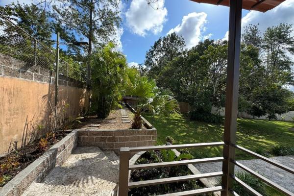 Casa con piscina en lote de 2.239 m²