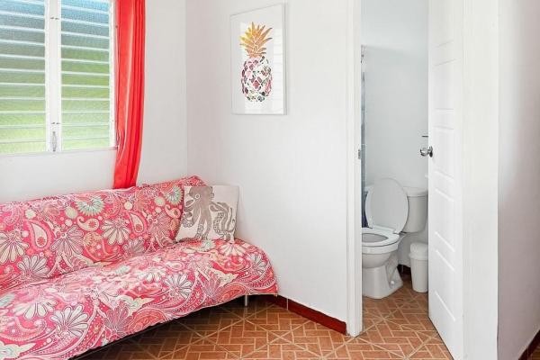 Casa en pedasí con área independiente para huéspedes