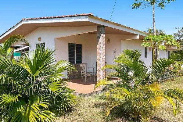 Casa en pedasí con área independiente para huéspedes