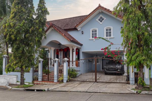 Venta de casa de 2 niveles en altos de panamá