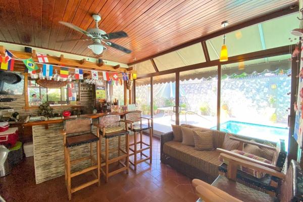 Family home with a pool and jacuzzi. just bring yo