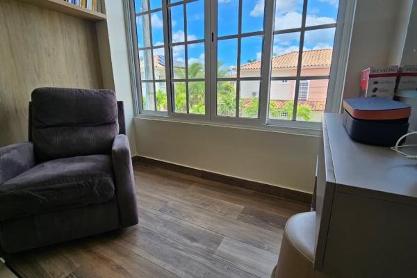 Venta casa unifamiliar de esquina remodelada costa sur