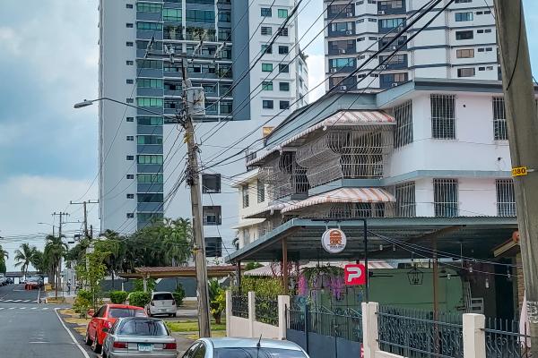 Venta de terreno con casa en coco del mar