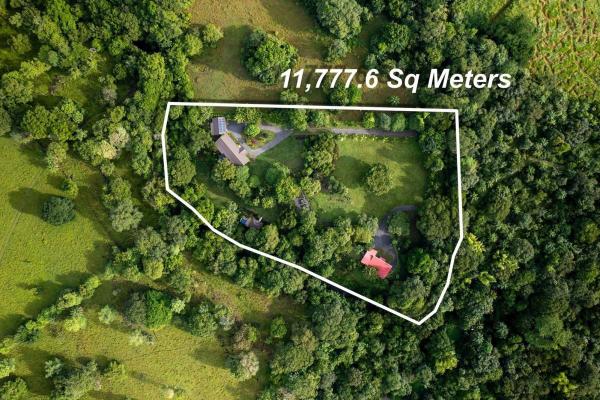 Finca ribereña con dos casas en 3,14 acres.