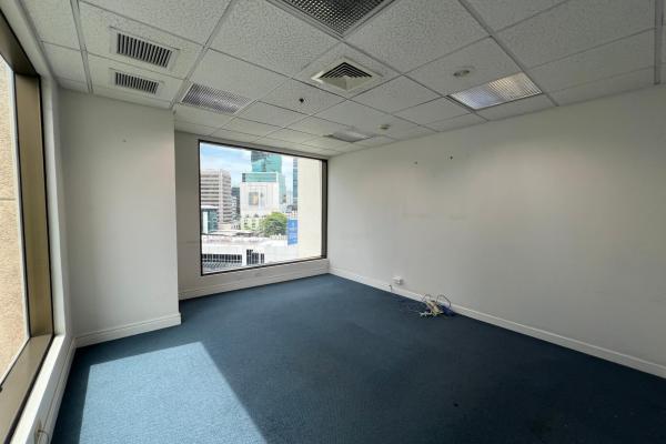Commercial office for sale at the wtc in marbella.
