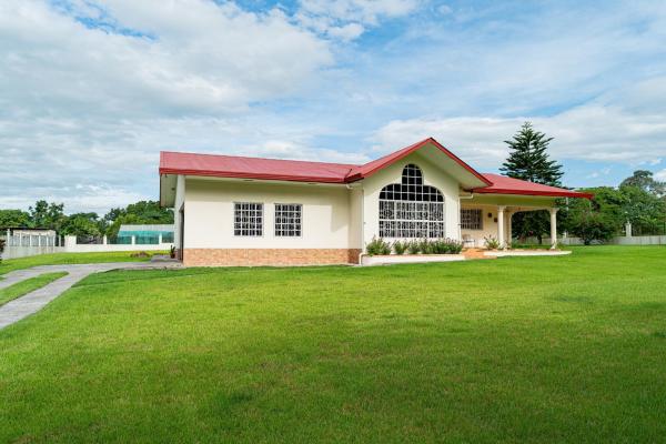 La casa de tus sueños con un amplio terreno en boquerón