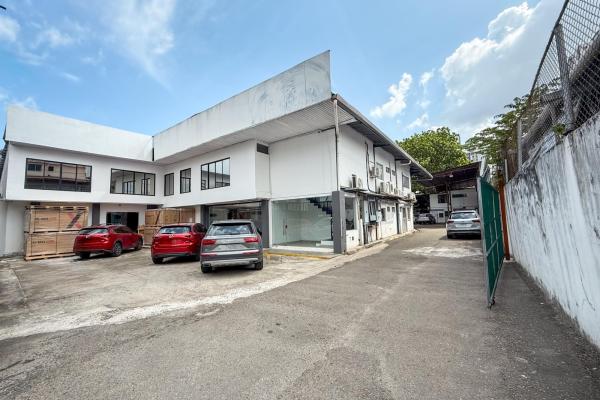 Venta de galera en parque lefevre