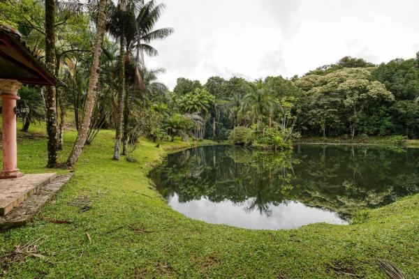 Finca residencial de 3,69 hectáreas con lagos, río y bosque.
