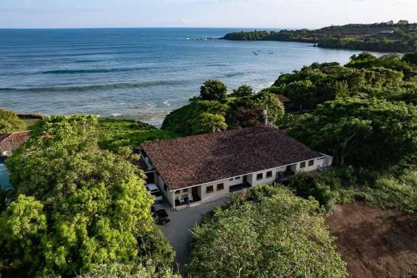 Triplex con vista al mar que genera ingresos en el ciruelo