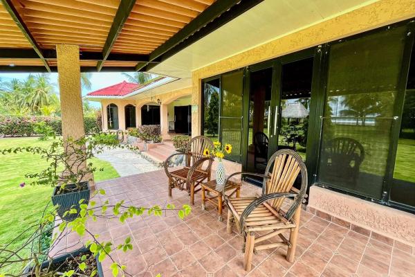 Casa junto a la playa con paneles solares en las lajas