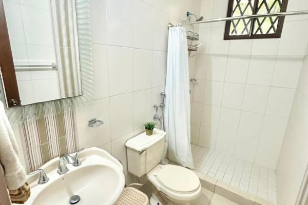 Se vende casa con amplio terreno en coronado, club del golf