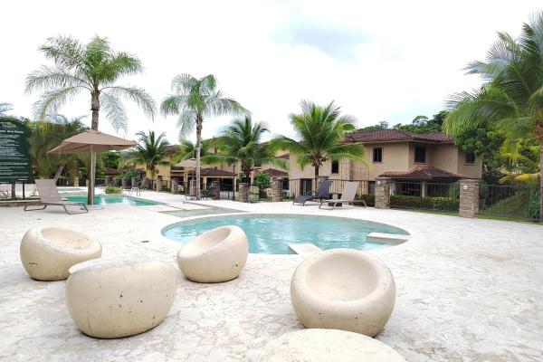 Vendo townhome en embassy club para inversionistas. generando renta.