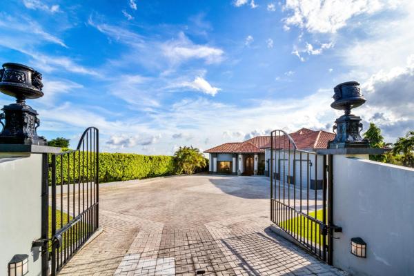 Magnificent mansion in los molinos boquete