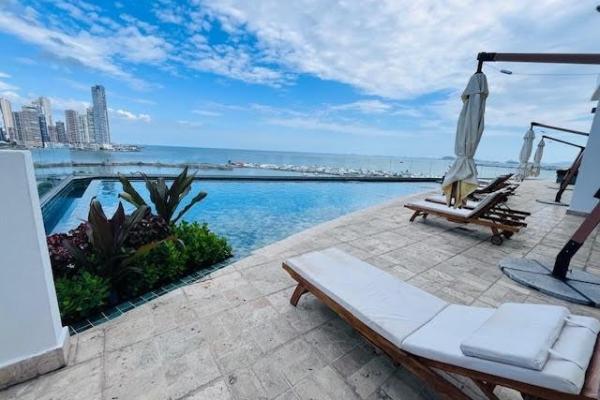 Se vende bonito apartamento frente a la bahia.