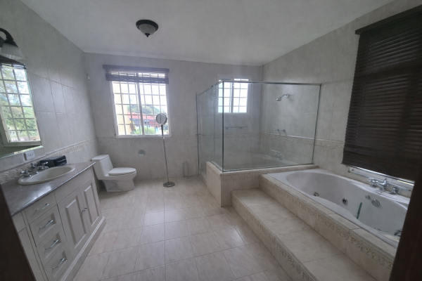 Venta de casa dos niveles con terreno en la chorrera