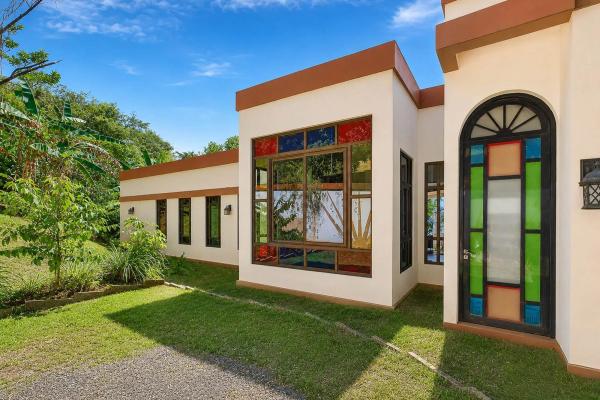 Oceanfront home with swimming pool in mata oscura