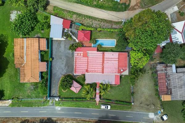 Amplia casa con piscina y apartamento para invitados