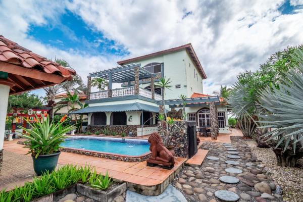 3 story beachfront house in la barqueta