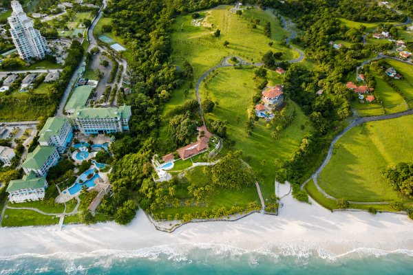 Terreno para desarrollo al lado del hotel gran evenia bijao, frente al mar