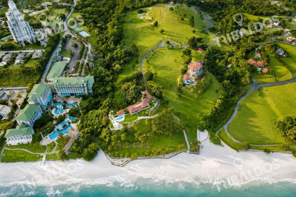 Terreno para desarrollo al lado del hotel gran evenia bijao, frente al mar