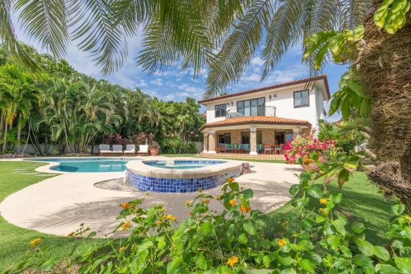 Preciosa casa frente al mar en venta en buenaventura