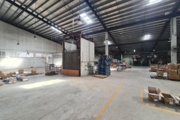 Sale of building with large warehouse and offices in the city.