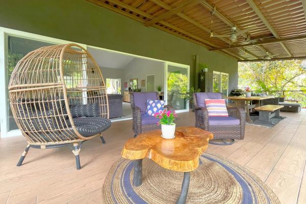 Propiedad de 3 acres frente al río con casa de huespedes