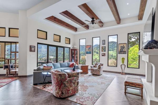 Elegant 4-bedroom furnished estate in boquete