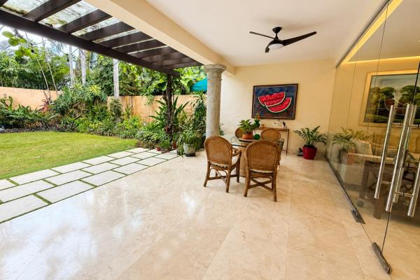 Duplex house for sale in altos del golf