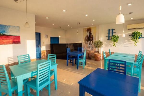 Propiedad con casa principal, 6 estudios y piscina