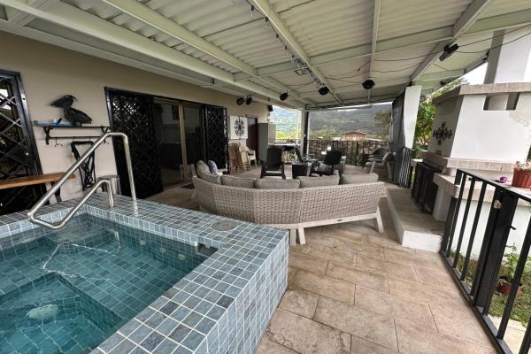Casa de 3 habitaciones con vistas a la montaña, jacuzzi y 900 m² lote.