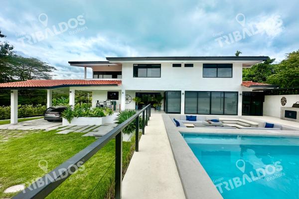 Venta de hermosa casa de playa en el cortijo, costa esmeralda