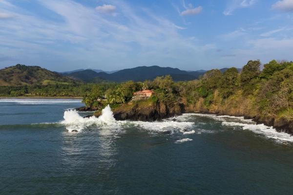 Magnífica casa frente al mar situada en lo alto de un acantilado