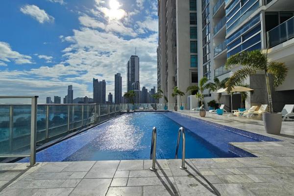 Piso alto en av balboa - waters 68d - 122 m2