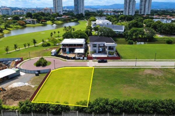 Exclusive residential lot for sale in peninsula