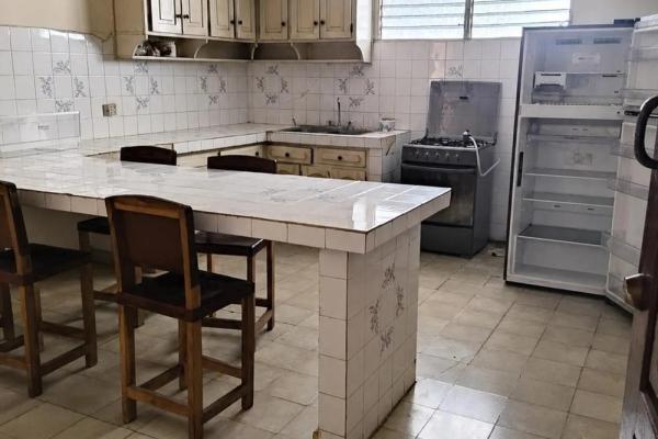 Se vende propiedad de 8 habitaciones con zonificación comercial