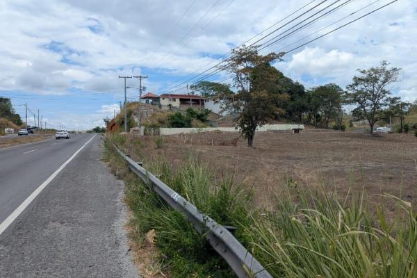 Venta de terreno comercial con mejoras