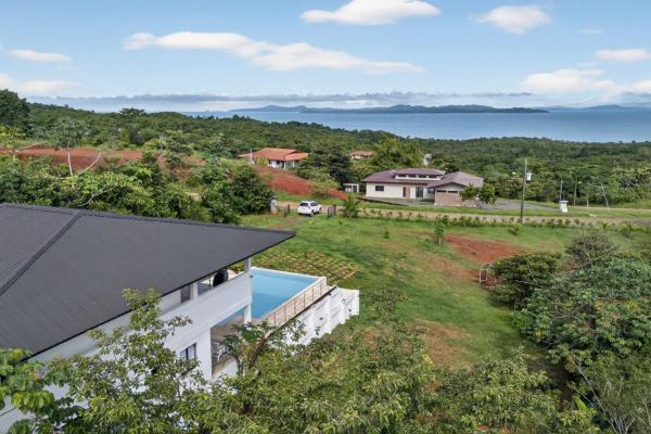 Turnkey ocean-view luxury villa in sea view hills