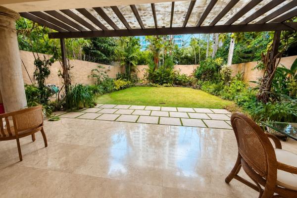 Duplex house for sale in altos del golf