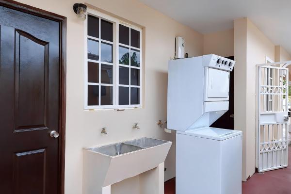 Alquiler de casa unifamiliar en esquina – costa sur, villa valencia