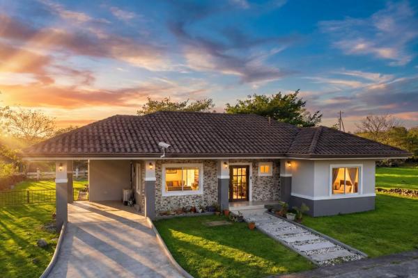 Moderna casa amoblada de 2 recámaras en boquete canyon village