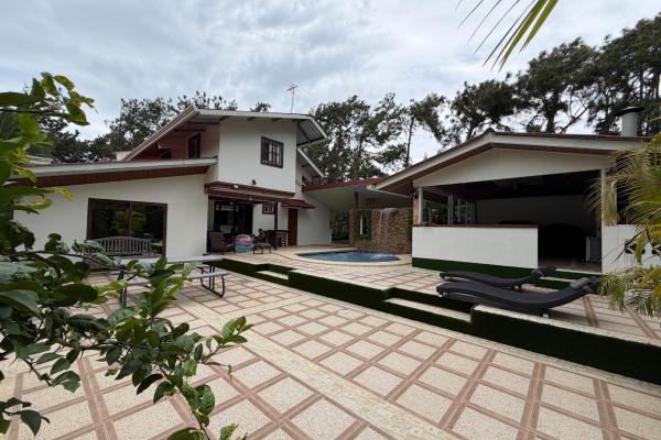 Se vende casa en altos de cerro azul