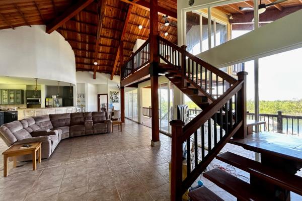 Hermosa villa frente al agua con muelle privado en sunset point, isla colón
